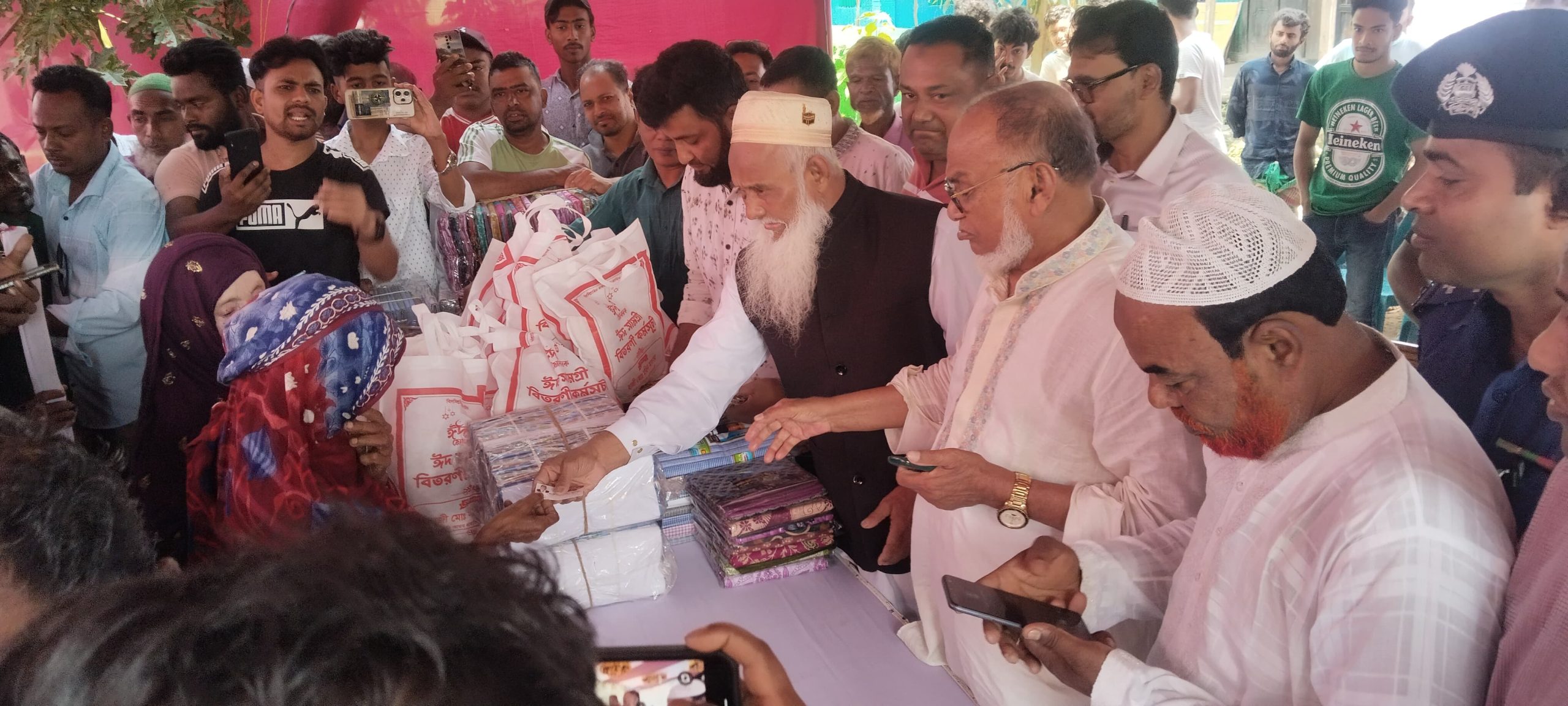 সিরাজদীখানে ঈদ সামগ্রী পেলো আড়াই হাজার পরিবার