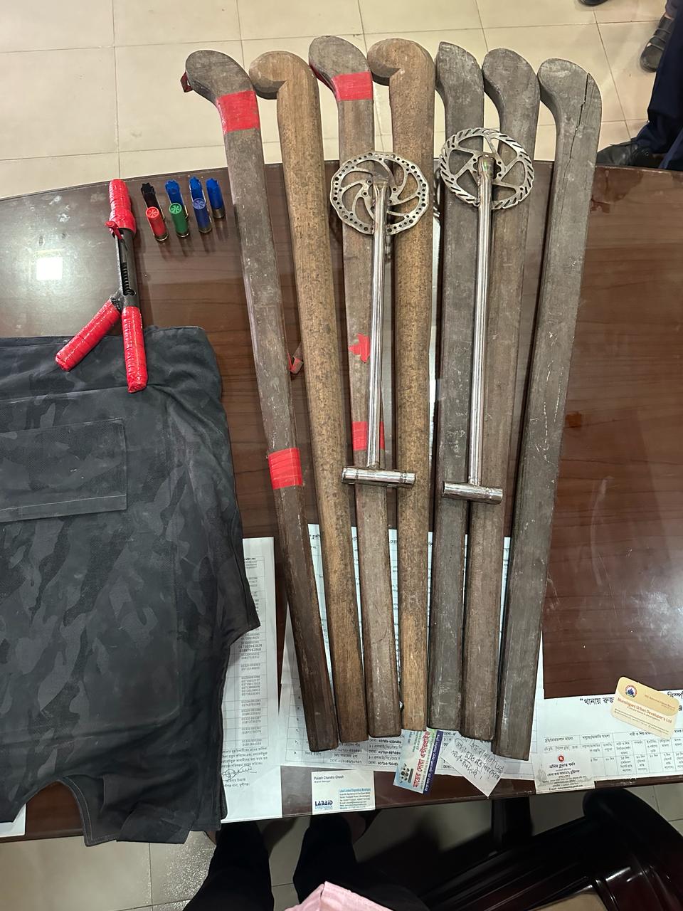 মুন্সীগঞ্জে আগ্নেয়াস্ত্র কার্তুজ ও বুলেট প্রুফ জ্যাকেট উদ্ধার