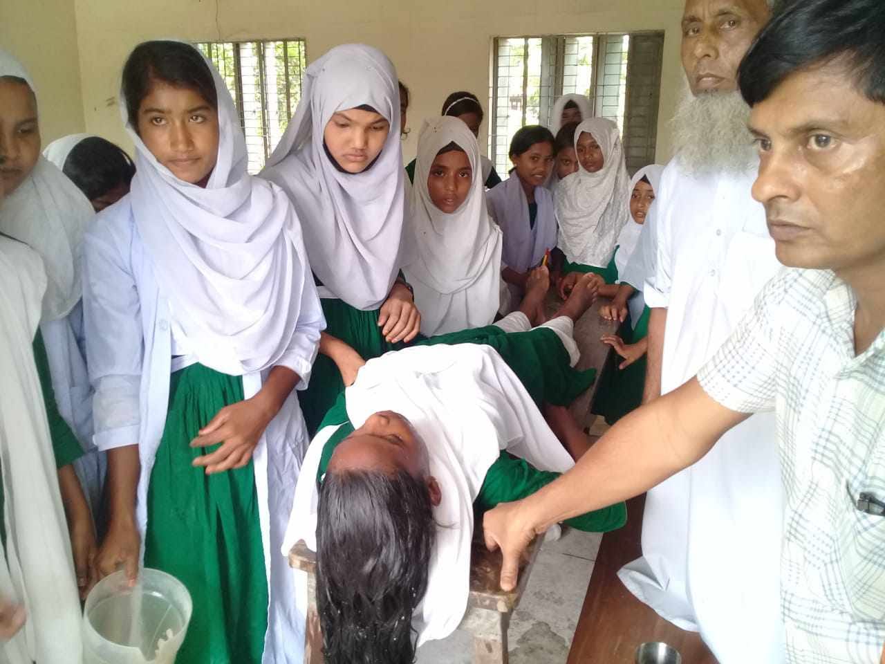 টঙ্গীবাড়িতে তীব্র গরমে শ্রেণি কক্ষেই জ্ঞান হারালো শিক্ষার্থী