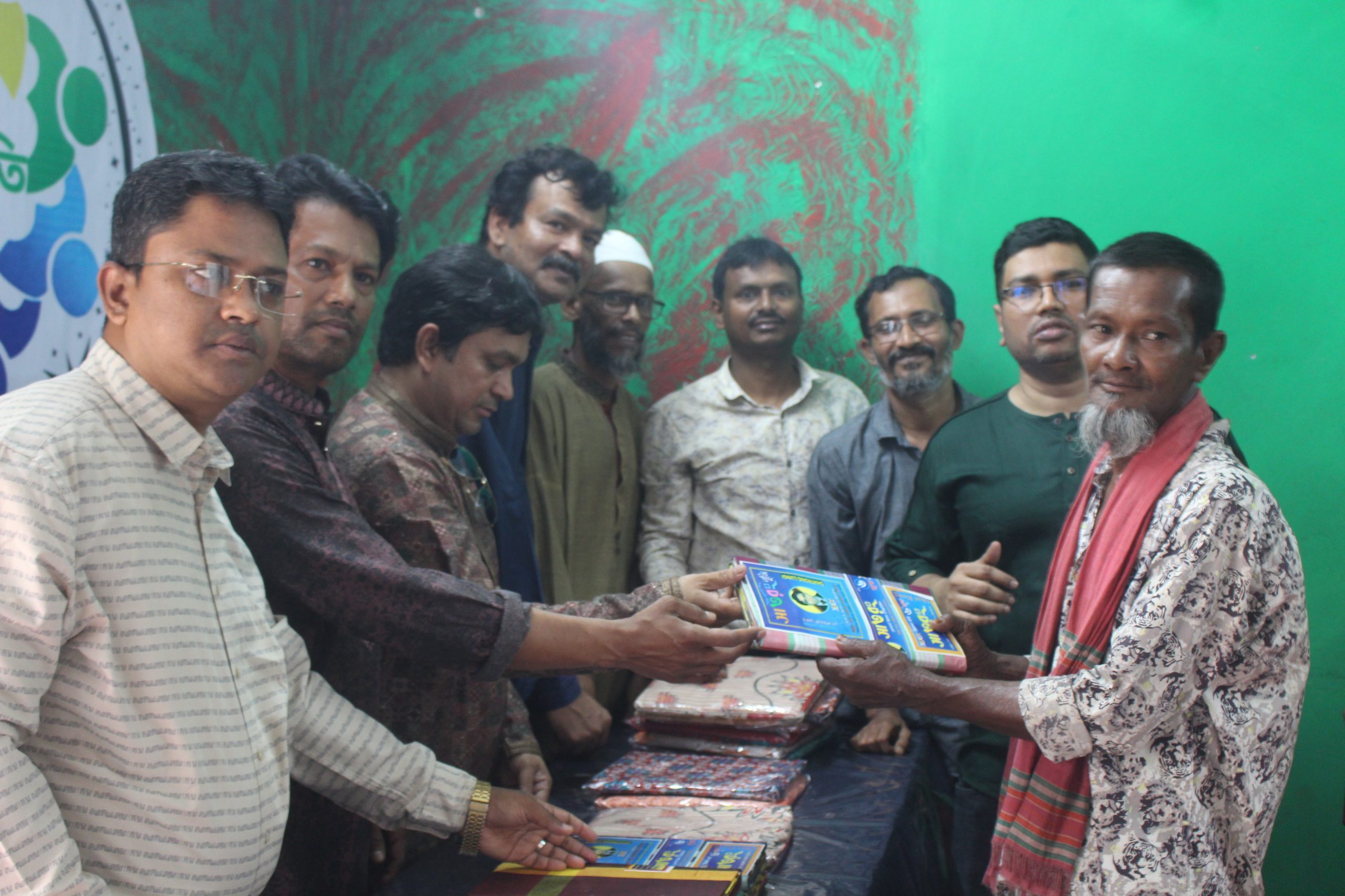 মুন্সীগঞ্জে সম্প্রীতি এসো হাত বাড়াই’র ঈদ উপহার