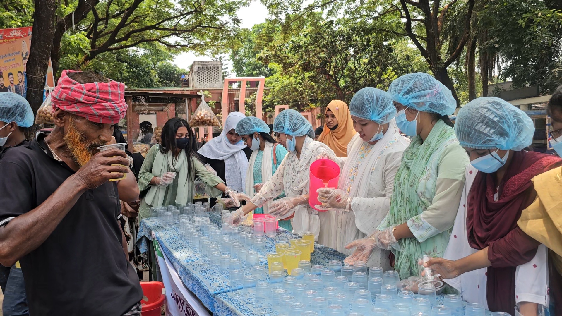 এক গ্লাস শীতল শরবত স্বস্তি এনে দিয়েছে খেটে খাওয়া মানুষের