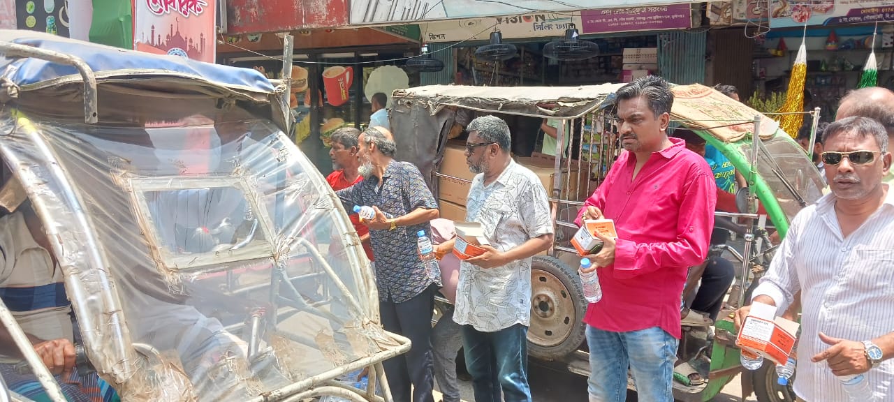 মুন্সীগঞ্জে বিএনপি’র বিশুদ্ধ পানি ও খাবার স্যালাইন বিতরণ