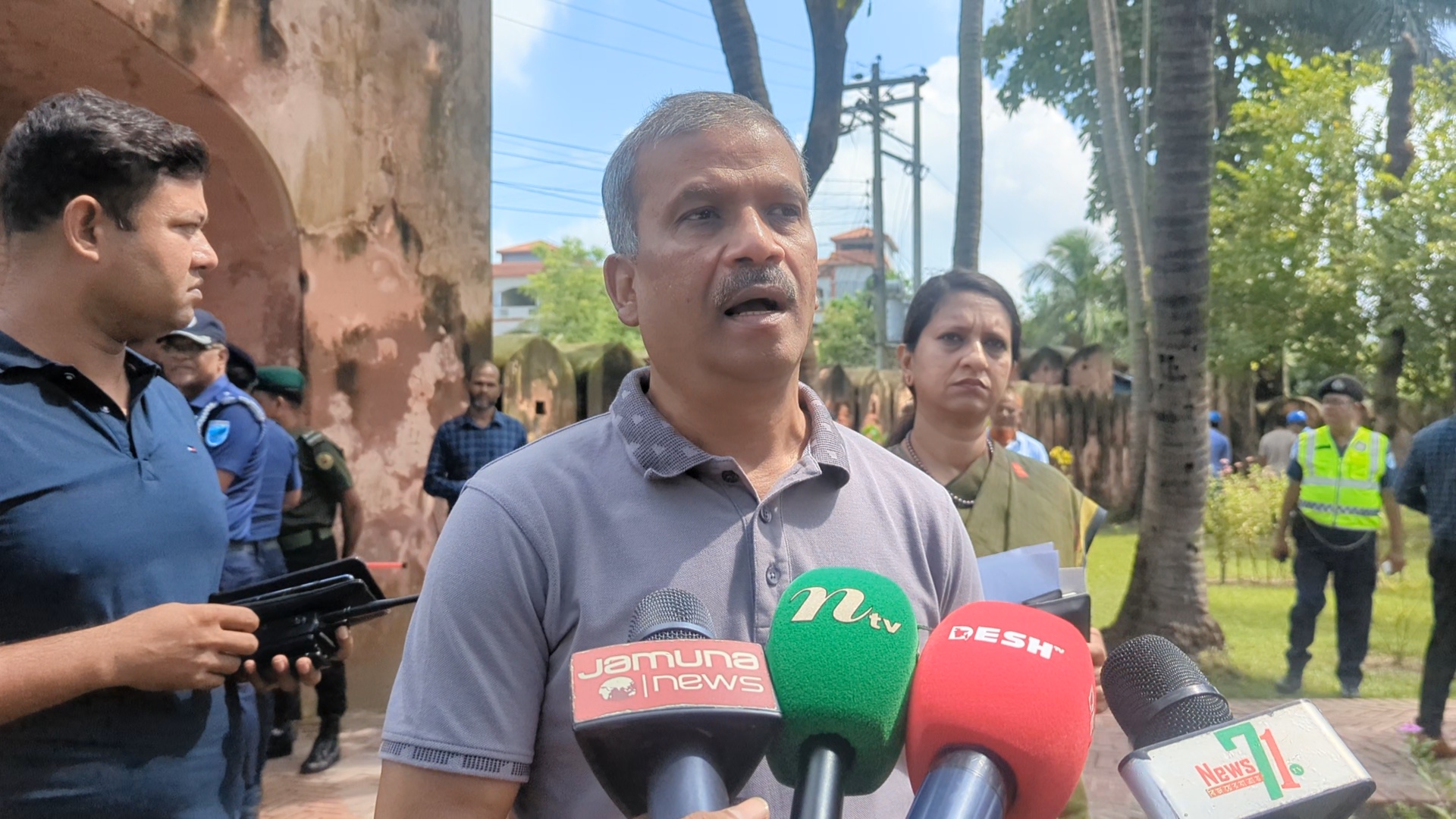 মুন্সীগঞ্জে ইদ্রাকপুর কেল্লা পরিদর্শনে আইন উপদেষ্টা আসিফ নজরুল