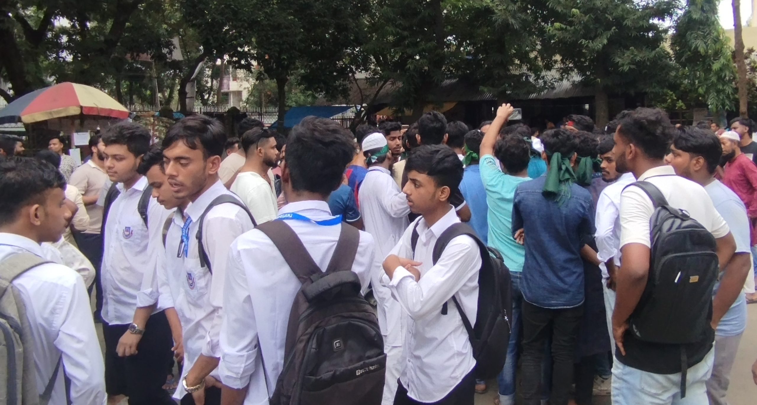 মুন্সীগঞ্জে বৈষম্যবিরোধী শিক্ষার্থীদের বিক্ষোভ, আদালত প্রাঙ্গনে হট্টগোল