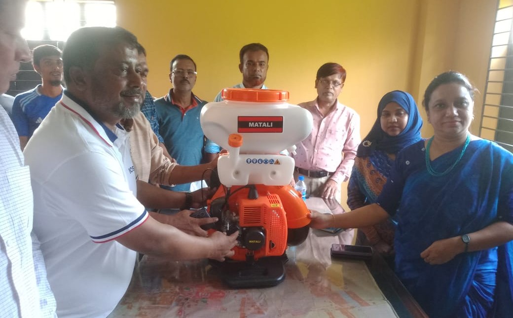 মুন্সীগঞ্জ পৌরসভাকে ফগার মেশিন বিতরণ বিএনপির