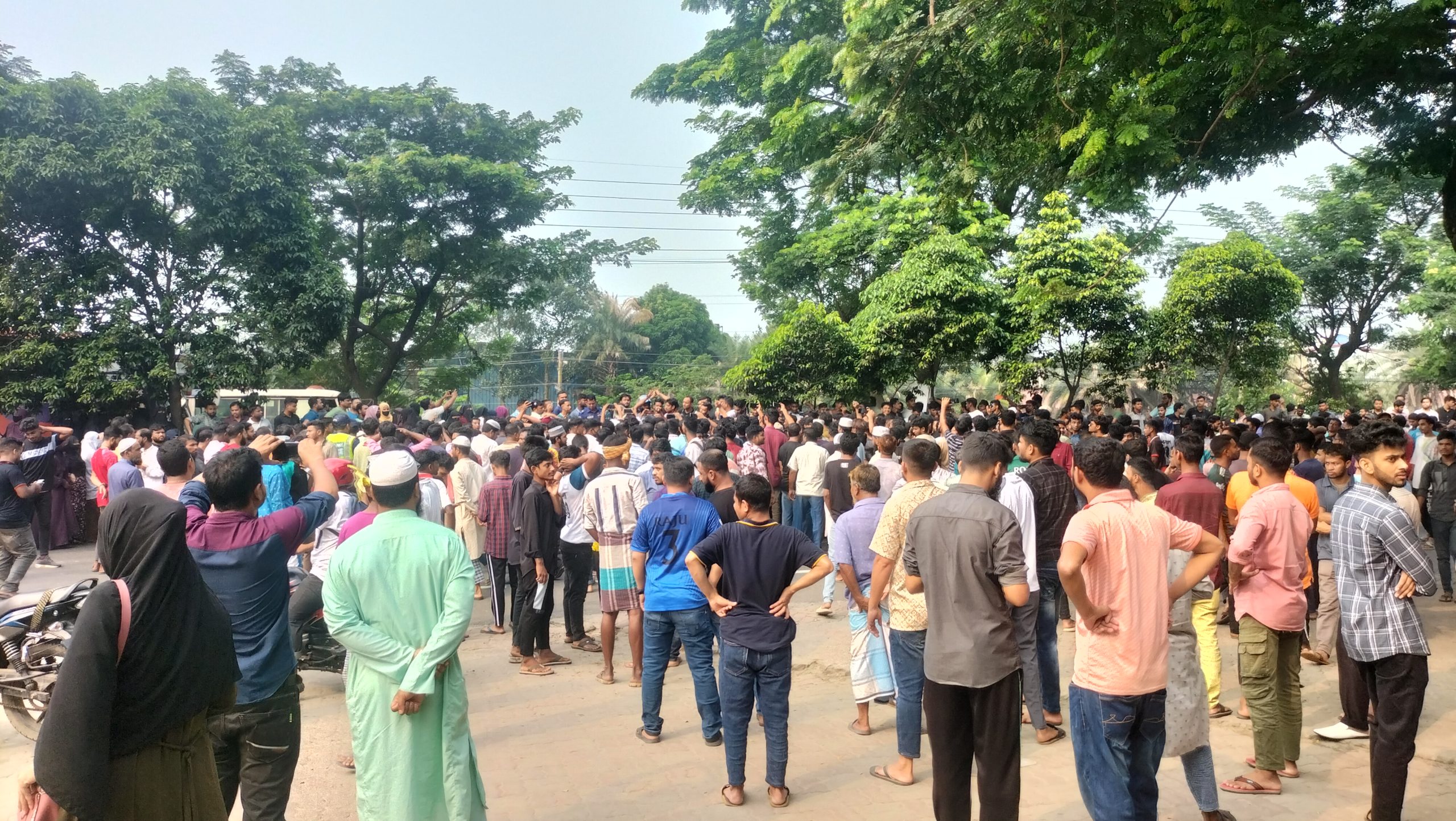 গজারিয়ায় ব্যাংকের গ্রাহকরা টাকা না পেয়ে মহাসড়ক অবরোধ