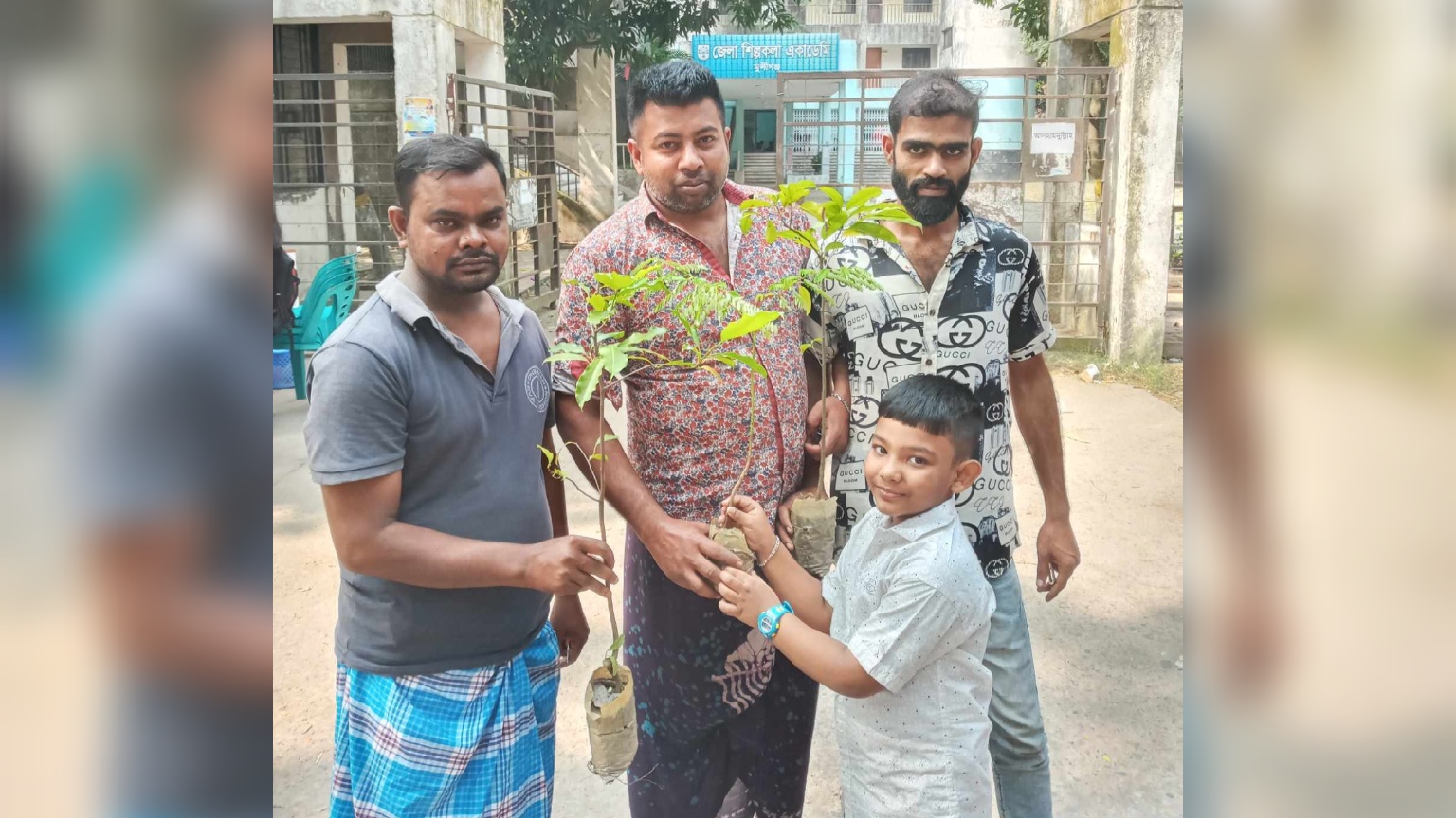 টঙ্গীবাড়িতে সাংবাদিক পুত্রের জন্মদিন সপ্তাহ ব্যাপী গাছের চারা বিতরণ