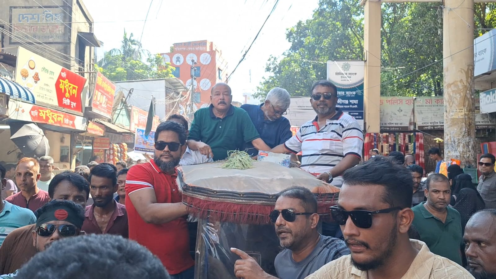 <span>বিএনপি নেতা মহিউদ্দিন আহম্মেদ বলেছেন / </span>মানুষের অধিকার ফিরিয়ে দিতে তারেক রহমানের ৩১ দফা উত্থাপন